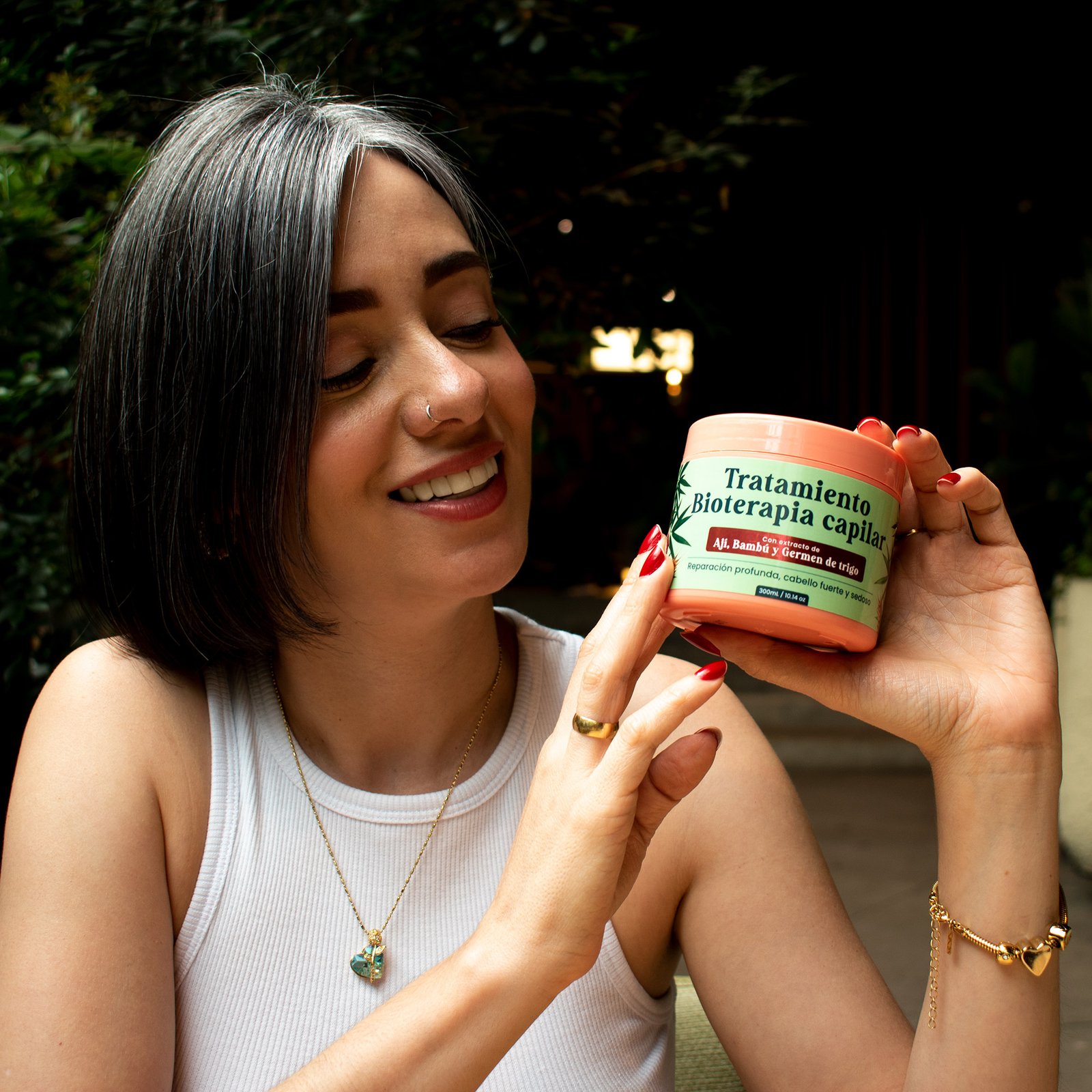 Carolina Rivera con su cabello canoso natural